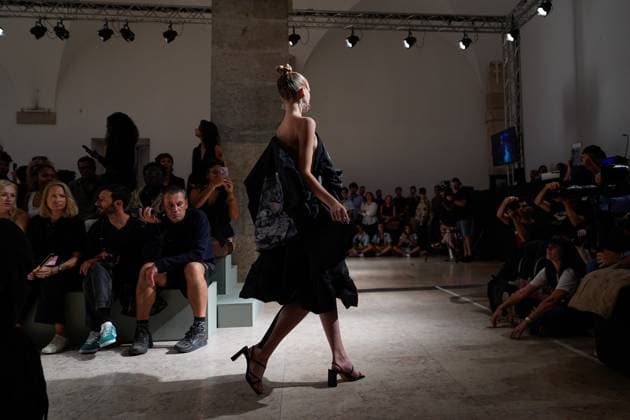 October 4, 2025, Lisbon, Portugal: A model walks the runway during Kolovrat fashion show at ModaLisboa Base, Lisbon Fashion Week in Lisboa. Lisbon Portugal - ZUMAs197 20251004_aaa_s197_562 Copyright: xBrunoxdexCarvalhox