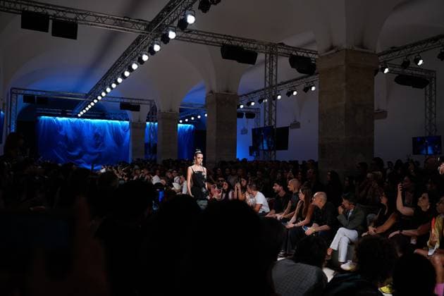 October 4, 2025, Lisbon, Portugal: A model walks the runway during Kolovrat fashion show at ModaLisboa Base, Lisbon Fashion Week in Lisboa. Lisbon Portugal - ZUMAs197 20251004_aaa_s197_565 Copyright: xBrunoxdexCarvalhox