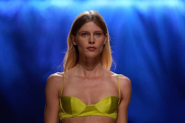 October 4, 2025, Lisbon, Portugal: A model walks the runway during Goncalo Peixoto fashion show at ModaLisboa Base, Lisbon Fashion Week in Lisboa. Lisbon Portugal - ZUMAs197 20251004_aaa_s197_570 Copyright: xBrunoxdexCarvalhox