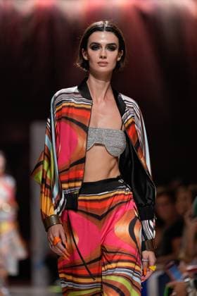 October 4, 2025, Lisbon, Portugal: A model walks the runway during Carlos Gil fashion show at ModaLisboa Base, Lisbon Fashion Week in Lisboa. Lisbon Portugal - ZUMAs197 20251004_aaa_s197_573 Copyright: xBrunoxdexCarvalhox