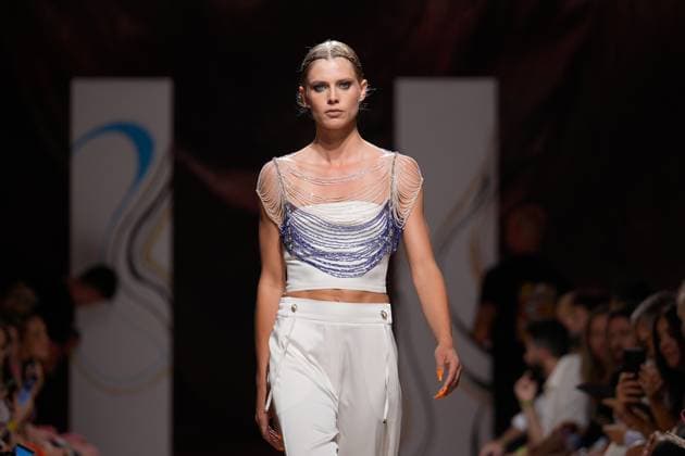 October 4, 2025, Lisbon, Portugal: A model walks the runway during Carlos Gil fashion show at ModaLisboa Base, Lisbon Fashion Week in Lisboa. Lisbon Portugal - ZUMAs197 20251004_aaa_s197_581 Copyright: xBrunoxdexCarvalhox