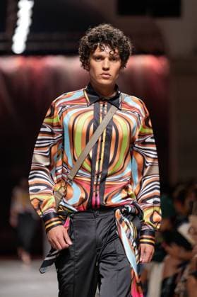 October 4, 2025, Lisbon, Portugal: A model walks the runway during Carlos Gil fashion show at ModaLisboa Base, Lisbon Fashion Week in Lisboa. Lisbon Portugal - ZUMAs197 20251004_aaa_s197_591 Copyright: xBrunoxdexCarvalhox