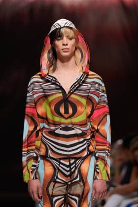 October 4, 2025, Lisbon, Portugal: A model walks the runway during Carlos Gil fashion show at ModaLisboa Base, Lisbon Fashion Week in Lisboa. Lisbon Portugal - ZUMAs197 20251004_aaa_s197_594 Copyright: xBrunoxdexCarvalhox