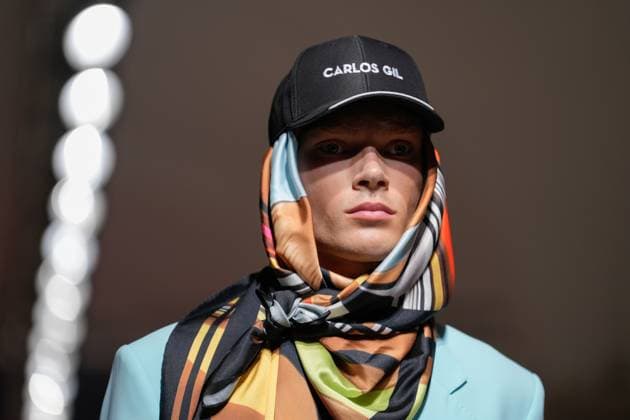 October 4, 2025, Lisbon, Portugal: A model walks the runway during Carlos Gil fashion show at ModaLisboa Base, Lisbon Fashion Week in Lisboa. Lisbon Portugal - ZUMAs197 20251004_aaa_s197_597 Copyright: xBrunoxdexCarvalhox