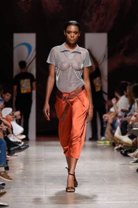 October 4, 2025, Lisbon, Portugal: A model walks the runway during Carlos Gil fashion show at ModaLisboa Base, Lisbon Fashion Week in Lisboa. Lisbon Portugal - ZUMAs197 20251004_aaa_s197_598 Copyright: xBrunoxdexCarvalhox