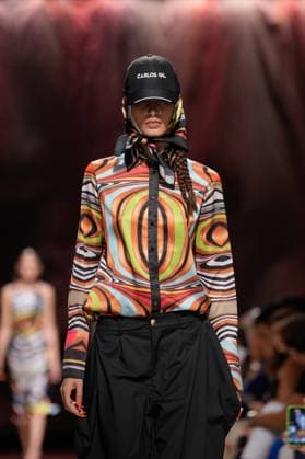 October 4, 2025, Lisbon, Portugal: A model walks the runway during Carlos Gil fashion show at ModaLisboa Base, Lisbon Fashion Week in Lisboa. Lisbon Portugal - ZUMAs197 20251004_aaa_s197_605 Copyright: xBrunoxdexCarvalhox