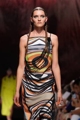 October 4, 2025, Lisbon, Portugal: A model walks the runway during Carlos Gil fashion show at ModaLisboa Base, Lisbon Fashion Week in Lisboa. Lisbon Portugal - ZUMAs197 20251004_aaa_s197_610 Copyright: xBrunoxdexCarvalhox