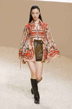 (251005) -- PARIS , Oct. 5, 2025 -- A model presents creations from the ready-to-wear Spring Summer 2026 collections by Hermes during the Paris Fashion Week, in Paris, France, on Oct. 4, 2025. ( Handout via Xinhua) FRANCE-PARIS-FASHION WEEK-HERMES MeetEurope 