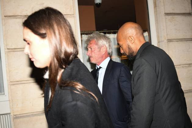 PFW - Sean Penn Leaves Sienna Restaurant Sean Penn and his girlfriend Valeria Nicov leave The Sienna restaurant in Paris, France on October 4, 2025, during Paris Fashion Week. Photo by Florian Poitout ABACAPRESS.COM Paris France  Copyright: xPoitoutxFlorian ABACAx