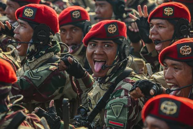 News Bilder des Tages October 5, 2025, Jakarta, Java, Indonesia: A number of special forces members chant yells during the 80th Anniversary Parade of the Indonesian National Army at the National Monument Complex, Jakarta, on October 5, 2025. The theme of the 80th anniversary celebration of the Indonesian National Army is Ã¢â‚¬oeTNI Prima, TNI Rakyat, Indonesia MajuÃ¢ Jakarta Indonesia - ZUMAp283 20251005_zip_p283_011 Copyright: xClaudioxPramanax