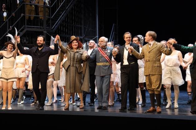 Die Fledermaus Premiere Theater an der Wien Vienna, Theater an der Wien, 04 10 2025 Jana KURUCOVA, Kresimir STRAZANAC, Thomas BLONDELLE, Hulkar SABIROVA, Petr POPELKA, Leon KOSAVIC, Alexander STROBELE