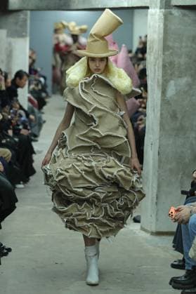 PFW - Comme Des Garcons Runway A model walks the runway during the Comme Des Garcons Womenswear Spring Summer 2026 show as part of Paris Fashion Week on October 04, 2025 in Paris, France. Photo by Alain-Gil Gonzalez ABACAPRESS.COM Paris France  Copyright: xGonzalezxAlain-Gil ABACAx