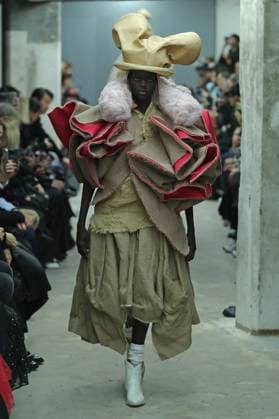 PFW - Comme Des Garcons Runway A model walks the runway during the Comme Des Garcons Womenswear Spring Summer 2026 show as part of Paris Fashion Week on October 04, 2025 in Paris, France. Photo by Alain-Gil Gonzalez ABACAPRESS.COM Paris France  Copyright: xGonzalezxAlain-Gil ABACAx