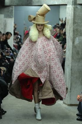 PFW - Comme Des Garcons Runway A model walks the runway during the Comme Des Garcons Womenswear Spring Summer 2026 show as part of Paris Fashion Week on October 04, 2025 in Paris, France. Photo by Alain-Gil Gonzalez ABACAPRESS.COM Paris France  Copyright: xGonzalezxAlain-Gil ABACAx