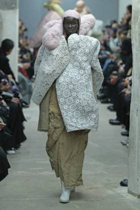 PFW - Comme Des Garcons Runway A model walks the runway during the Comme Des Garcons Womenswear Spring Summer 2026 show as part of Paris Fashion Week on October 04, 2025 in Paris, France. Photo by Alain-Gil Gonzalez ABACAPRESS.COM Paris France  Copyright: xGonzalezxAlain-Gil ABACAx