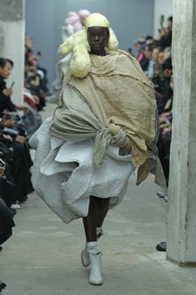 PFW - Comme Des Garcons Runway A model walks the runway during the Comme Des Garcons Womenswear Spring Summer 2026 show as part of Paris Fashion Week on October 04, 2025 in Paris, France. Photo by Alain-Gil Gonzalez ABACAPRESS.COM Paris France  Copyright: xGonzalezxAlain-Gil ABACAx