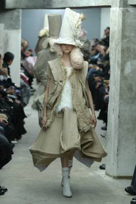 PFW - Comme Des Garcons Runway A model walks the runway during the Comme Des Garcons Womenswear Spring Summer 2026 show as part of Paris Fashion Week on October 04, 2025 in Paris, France. Photo by Alain-Gil Gonzalez ABACAPRESS.COM Paris France  Copyright: xGonzalezxAlain-Gil ABACAx