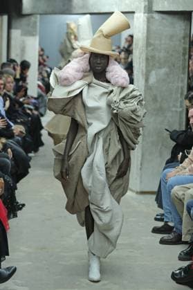 PFW - Comme Des Garcons Runway A model walks the runway during the Comme Des Garcons Womenswear Spring Summer 2026 show as part of Paris Fashion Week on October 04, 2025 in Paris, France. Photo by Alain-Gil Gonzalez ABACAPRESS.COM Paris France  Copyright: xGonzalezxAlain-Gil ABACAx