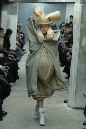 PFW - Comme Des Garcons Runway A model walks the runway during the Comme Des Garcons Womenswear Spring Summer 2026 show as part of Paris Fashion Week on October 04, 2025 in Paris, France. Photo by Alain-Gil Gonzalez ABACAPRESS.COM Paris France  Copyright: xGonzalezxAlain-Gil ABACAx