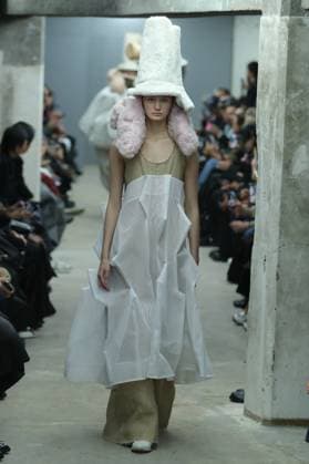 PFW - Comme Des Garcons Runway A model walks the runway during the Comme Des Garcons Womenswear Spring Summer 2026 show as part of Paris Fashion Week on October 04, 2025 in Paris, France. Photo by Alain-Gil Gonzalez ABACAPRESS.COM Paris France  Copyright: xGonzalezxAlain-Gil ABACAx