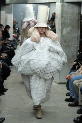 PFW - Comme Des Garcons Runway A model walks the runway during the Comme Des Garcons Womenswear Spring Summer 2026 show as part of Paris Fashion Week on October 04, 2025 in Paris, France. Photo by Alain-Gil Gonzalez ABACAPRESS.COM Paris France  Copyright: xGonzalezxAlain-Gil ABACAx