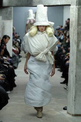 PFW - Comme Des Garcons Runway A model walks the runway during the Comme Des Garcons Womenswear Spring Summer 2026 show as part of Paris Fashion Week on October 04, 2025 in Paris, France. Photo by Alain-Gil Gonzalez ABACAPRESS.COM Paris France  Copyright: xGonzalezxAlain-Gil ABACAx