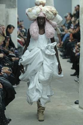 PFW - Comme Des Garcons Runway A model walks the runway during the Comme Des Garcons Womenswear Spring Summer 2026 show as part of Paris Fashion Week on October 04, 2025 in Paris, France. Photo by Alain-Gil Gonzalez ABACAPRESS.COM Paris France  Copyright: xGonzalezxAlain-Gil ABACAx