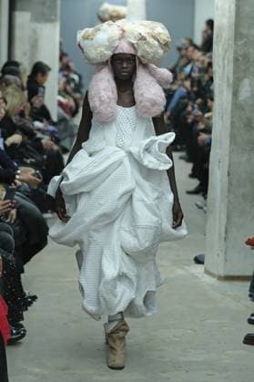 PFW - Comme Des Garcons Runway A model walks the runway during the Comme Des Garcons Womenswear Spring Summer 2026 show as part of Paris Fashion Week on October 04, 2025 in Paris, France. Photo by Alain-Gil Gonzalez ABACAPRESS.COM Paris France  Copyright: xGonzalezxAlain-Gil ABACAx