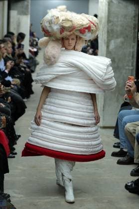 PFW - Comme Des Garcons Runway A model walks the runway during the Comme Des Garcons Womenswear Spring Summer 2026 show as part of Paris Fashion Week on October 04, 2025 in Paris, France. Photo by Alain-Gil Gonzalez ABACAPRESS.COM Paris France  Copyright: xGonzalezxAlain-Gil ABACAx