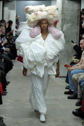 PFW - Comme Des Garcons Runway A model walks the runway during the Comme Des Garcons Womenswear Spring Summer 2026 show as part of Paris Fashion Week on October 04, 2025 in Paris, France. Photo by Alain-Gil Gonzalez ABACAPRESS.COM Paris France  Copyright: xGonzalezxAlain-Gil ABACAx