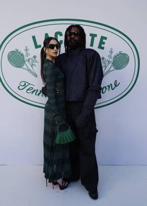 Milla Lapidus et Damso au photocall du défilé Lacoste Collection Femme Prêt à Porter Printemps Eté 2026 lors de la Fashion Week de Paris PFW , au Lycée Carnot, à Paris, France, le 5 octobre 2025 Sam Delpech Bestimage Photocall Lacoste Womenswear Spring Summer 2026 show as part of Paris Fashion Week on October 05, 2025 in Paris, France Paris France  Copyright: xDenisxGuignebourgx xBestimagexDenisxGuignebourgx xBestimagex