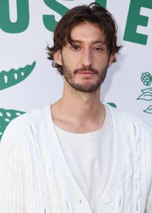 Pierre Niney au photocall du défilé Lacoste Collection Femme Prêt à Porter Printemps Eté 2026 lors de la Fashion Week de Paris PFW , au Lycée Carnot, à Paris, France, le 5 octobre 2025 Sam Delpech Bestimage Photocall Lacoste Womenswear Spring Summer 2026 show as part of Paris Fashion Week on October 05, 2025 in Paris, France Paris France  Copyright: xDenisxGuignebourgx xBestimagexDenisxGuignebourgx xBestimagex