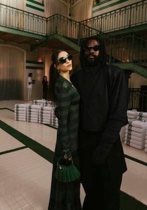 Milla Lapidus et Damso au Front Row du défilé Lacoste Collection Femme Prêt à Porter Printemps Eté 2026 lors de la Fashion Week de Paris PFW , au Lycée Carnot, à Paris, France, le 5 octobre 2025 Sam Delpech Bestimage Front Row Lacoste Womenswear Spring Summer 2026 show as part of Paris Fashion Week on October 05, 2025 in Paris, France Paris France  Copyright: xSamxDelpechx xBestimagexSamxDelpechx xBestimagex