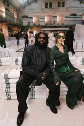 Milla Lapidus et Damso au Front Row du défilé Lacoste Collection Femme Prêt à Porter Printemps Eté 2026 lors de la Fashion Week de Paris PFW , au Lycée Carnot, à Paris, France, le 5 octobre 2025 Sam Delpech Bestimage Front Row Lacoste Womenswear Spring Summer 2026 show as part of Paris Fashion Week on October 05, 2025 in Paris, France Paris France  Copyright: xSamxDelpechx xBestimagexSamxDelpechx xBestimagex