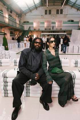 Milla Lapidus et Damso au Front Row du défilé Lacoste Collection Femme Prêt à Porter Printemps Eté 2026 lors de la Fashion Week de Paris PFW , au Lycée Carnot, à Paris, France, le 5 octobre 2025 Sam Delpech Bestimage Front Row Lacoste Womenswear Spring Summer 2026 show as part of Paris Fashion Week on October 05, 2025 in Paris, France Paris France  Copyright: xSamxDelpechx xBestimagexSamxDelpechx xBestimagex