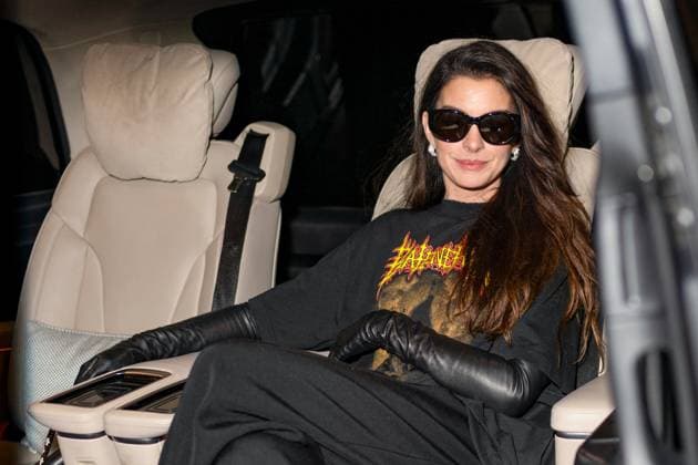 Anne Hathaway Arrivals and exits of the Balenciaga private party at Sugaar restaurant during Paris Fashion Week PFW , in Paris, France, on October 4, 2025 Yehiel Chekroune Bestimage Arrivals and exits of the Balenciaga private party at Sugaar restaurant during Paris Fashion Week PFW , in Paris, France, on October 4, 2025  Copyright: xYehielxChekrounex xBestimagexYehielxChekrounex xBestimagex