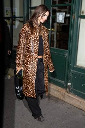 Emily Ratajkowski Arrivals and exits of the Balenciaga private party at Sugaar restaurant during Paris Fashion Week PFW , in Paris, France, on October 4, 2025 Yehiel Chekroune Bestimage Arrivals and exits of the Balenciaga private party at Sugaar restaurant during Paris Fashion Week PFW , in Paris, France, on October 4, 2025  Copyright: xYehielxChekrounex xBestimagexYehielxChekrounex xBestimagex