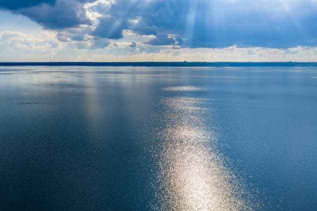 Cottbuser Ostsee DEU Deutschland Brandenburg Maust, 03.10.2025, Cottbuser Ostsee, die Sonne sreflektiert auf der Wasseroberflaeche des Sees. Durch Flutung des ehemaligen Braunkohletagebaus Cottbus-Nord entsteht der Cottbuser Ostsee . Der zukuenftige Cottbuser Ostsee wird gegenwaertig durch das Lausitzer Bergbauunternehmen LEAG geflutet - es entsteht ein 1900 Hektar grosser See am Rand der Stadt Cottbus. Luftaufnahme mit einer Drohne. *** Cottbuser Ostsee DEU Germany Brandenburg Maust, 03 10 2025, Cottbuser Ostsee, the sun reflects on the water surface of the lake The Cottbuser Ostsee is being created by flooding the former Cottbus Nord opencast lignite mine The future Cottbuser Ostsee is currently being flooded by the Lusatian mining compa AF_CB_Ostsee_41459