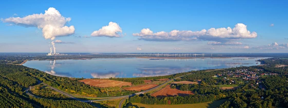 Cottbuser Ostsee DEU Deutschland Brandenburg Merzdorf, 03.10.2025, Cottbuser Ostsee, Blick ueber den gefluteten Cottbuser Ostsee, rechts im Bild der Ort Merzdorf, am Horizont das Kraftwerk Jaenschwalde, Luftaufnahme mit einer Drohne. *** Cottbuser Ostsee DEU Germany Brandenburg Merzdorf, 03 10 2025, Cottbuser Ostsee, view over the flooded Cottbuser Ostsee, on the right in the picture the village Merzdorf, on the horizon the power plant Jaenschwalde, aerial view with a drone AF_CB_Ostsee_41480