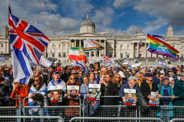 News Bilder des Tages Commemoration to mark two years since October 7 attacks, Trafalgar Square, London, UK London, UK, 05th Oct 2025. A commemorative event is held on Trafalgar Square in London ahead of Tuesday™s anniversary of the October 7 attacks in Israel, to honour the lives lost and call for the release of all hostages. The event is organised by the Board of Deputies of British Jews (BDBJ), in cooperation with the Jewish Leadership Council and other organisations., Credit:Imageplotter Avalon  Copyright: xImageplotterx xAvalonx 1043582866