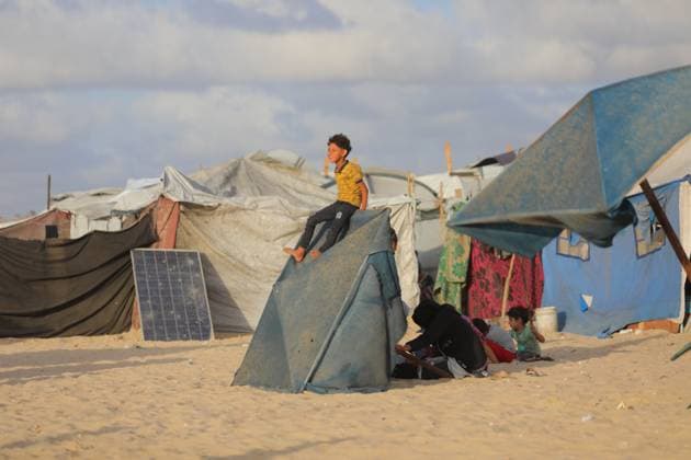 News Bilder des Tages Daily life in Gaza amid the ongoing Israeli attacks GAZA CITY, GAZA - OCTOBER 5:Children and families gather along the shore of the Mediterranean Sea in Deir al-Balah, Gaza on October 5, 2025, finding rare moments of relief by the water amid the devastation caused by nearly two years of Israeli attacks. Despite severe shortages of food, electricity, and clean water, Palestinians continue to seek fragments of normal life along the coast. Hassan Jedi Anadolu Deir Balah Gaza. Editorial use only. Please get in touch for any other usage.  Copyright: x2025xAnadoluxHassanxJedix