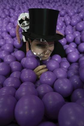 Frau mit Zylinder und Lupe in einem Bälleband Woman with top hat and magnifying glass in a ball band Copyright: imageBROKER FranziskaxRitter ibladr11497487.jpg ,model released, Symbolfoto ,property released