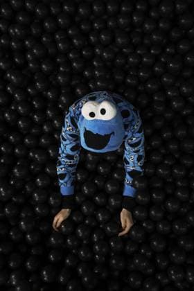 Mensch in einem Krümelmonster, Kostüm in einem Bällebad Human in a cookie monster, costume in a ball pool Copyright: imageBROKER FranziskaxRitter ibladr11497514.jpg ,model released, Symbolfoto ,property released