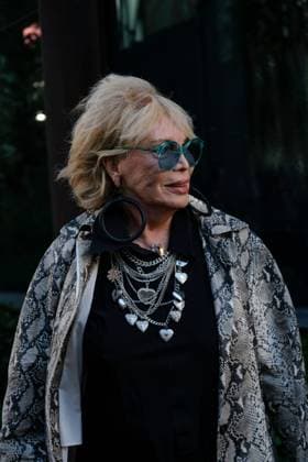 PFW - Jean Paul Gaultier Outside Arrivals Amanda Lear arrives at the Jean Paul Gaultier show during the Womenswear Spring Summer 2026 as part of Paris Fashion Week on October 5, 2025 in Paris, France. Photo by Robin Psaila ABACAPRESS.COM Paris France  Copyright: xPsailaxRobin ABACAx