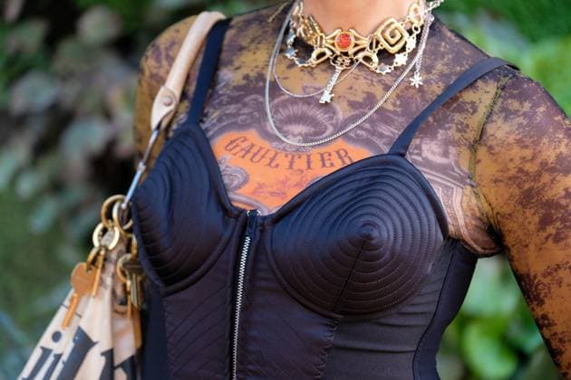 PFW - Jean Paul Gaultier Outside Arrivals Details of a guest with a Jean Paul Gaultier shirt as she arrives at the Jean Paul Gaultier show during the Womenswear Spring Summer 2026 as part of Paris Fashion Week on October 5, 2025 in Paris, France. Photo by Robin Psaila ABACAPRESS.COM Paris France  Copyright: xPsailaxRobin ABACAx