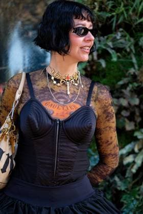 PFW - Jean Paul Gaultier Outside Arrivals Guest arrives at the Jean Paul Gaultier show during the Womenswear Spring Summer 2026 as part of Paris Fashion Week on October 5, 2025 in Paris, France. Photo by Robin Psaila ABACAPRESS.COM Paris France  Copyright: xPsailaxRobin ABACAx