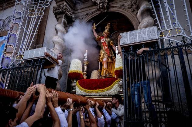 Procession of Saint Michael the Archangel in Palermo PALERMO, ITALY - OCTOBER 5: The bearers carry the statue of Saint Michael the Archangel in procession during the solemn celebrations in honour of Saint Michael the Archangel, Prince of Albergheria, organized by the Confraternity of Saint Michael the Archangel founded in 1895 on October 5, 2025 in Palermo, Italy. Palermo Sicily Italy Copyright: xStefanoxMontesix