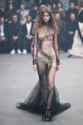 PFW Valentino Runway A model walks the runway during the Valentino Womenswear Spring Summer 2026 show as part of Paris Fashion Week in Paris, France on October 05, 2025. Photo by Aurore Marechal ABACAPRESS.COM Paris France  Copyright: xMarechalxAurore ABACAx