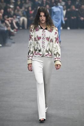 PFW Valentino Runway A model walks the runway during the Valentino Womenswear Spring Summer 2026 show as part of Paris Fashion Week in Paris, France on October 05, 2025. Photo by Aurore Marechal ABACAPRESS.COM Paris France  Copyright: xMarechalxAurore ABACAx