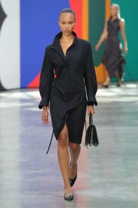 PFW - Akris Runway A model walks the runway during the Akris Womenswear Spring Summer 2026 show as part of Paris Fashion Week on October 05, 2025 in Paris, France. Photo by Alain-Gil Gonzalez ABACAPRESS.COM Paris France  Copyright: xGonzalezxAlain-Gil ABACAx